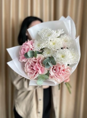 Букет из французской розы с хризантемой