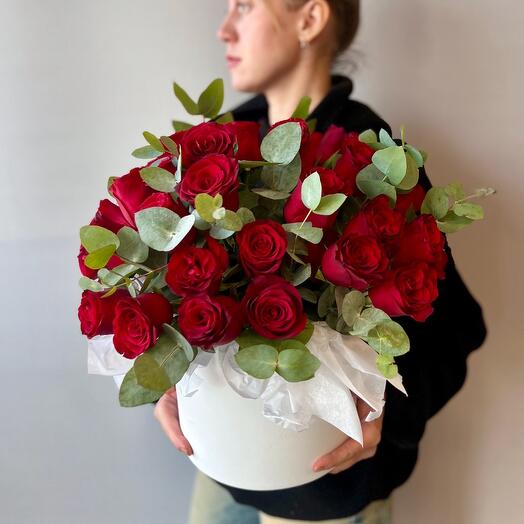 35 роз в коробе и эвкалипт ароматный