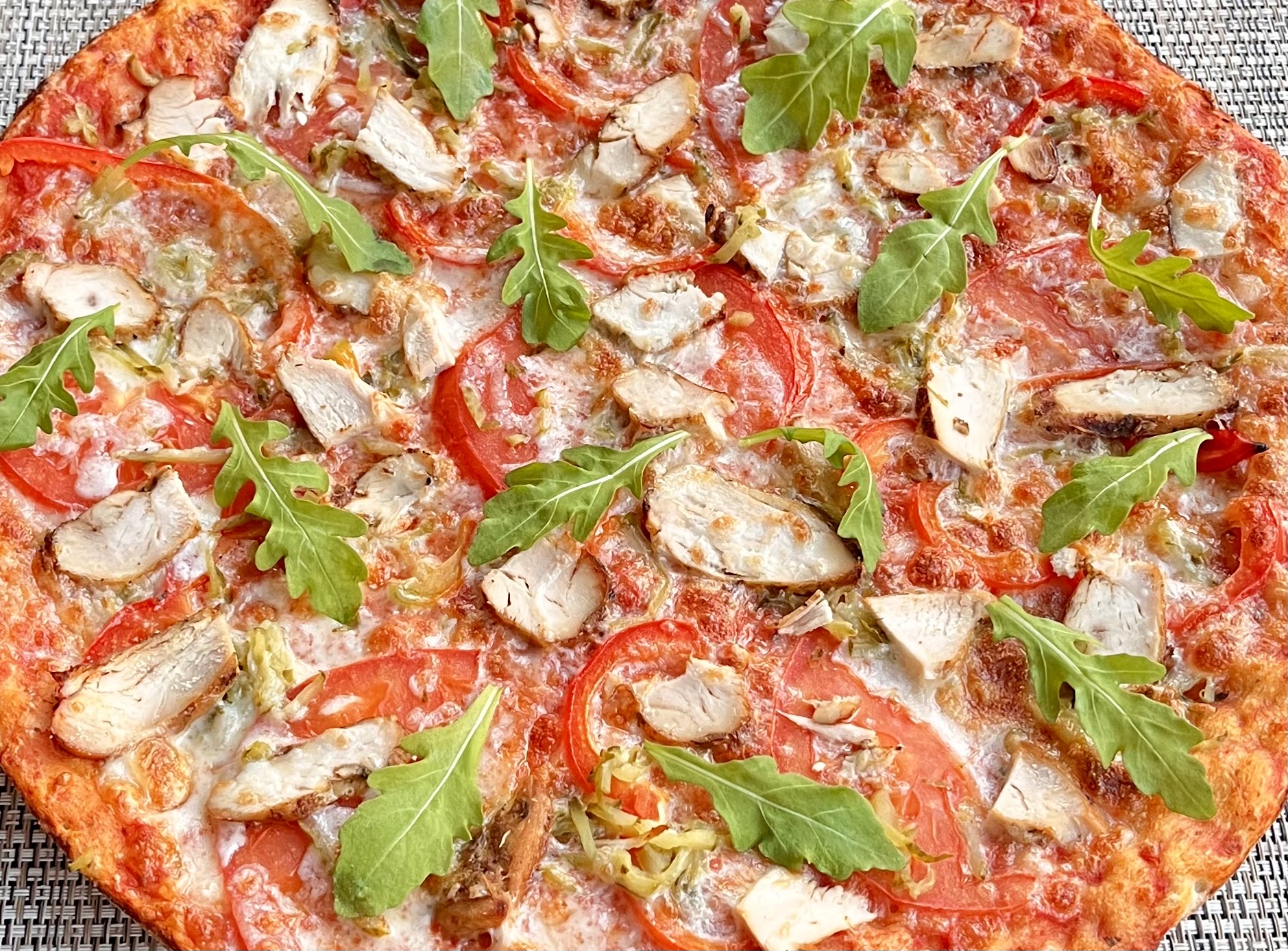 Пицца с курицей и овощами