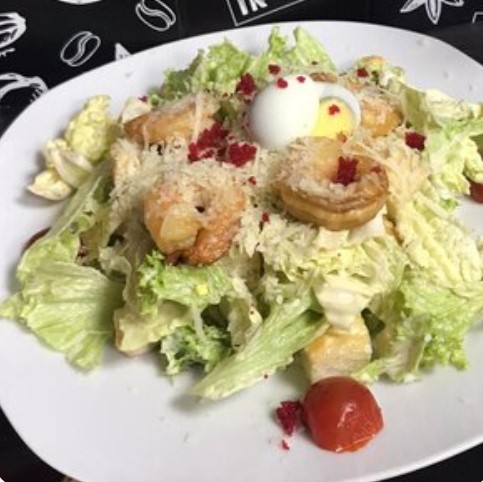 Салат Цезарь с креветками