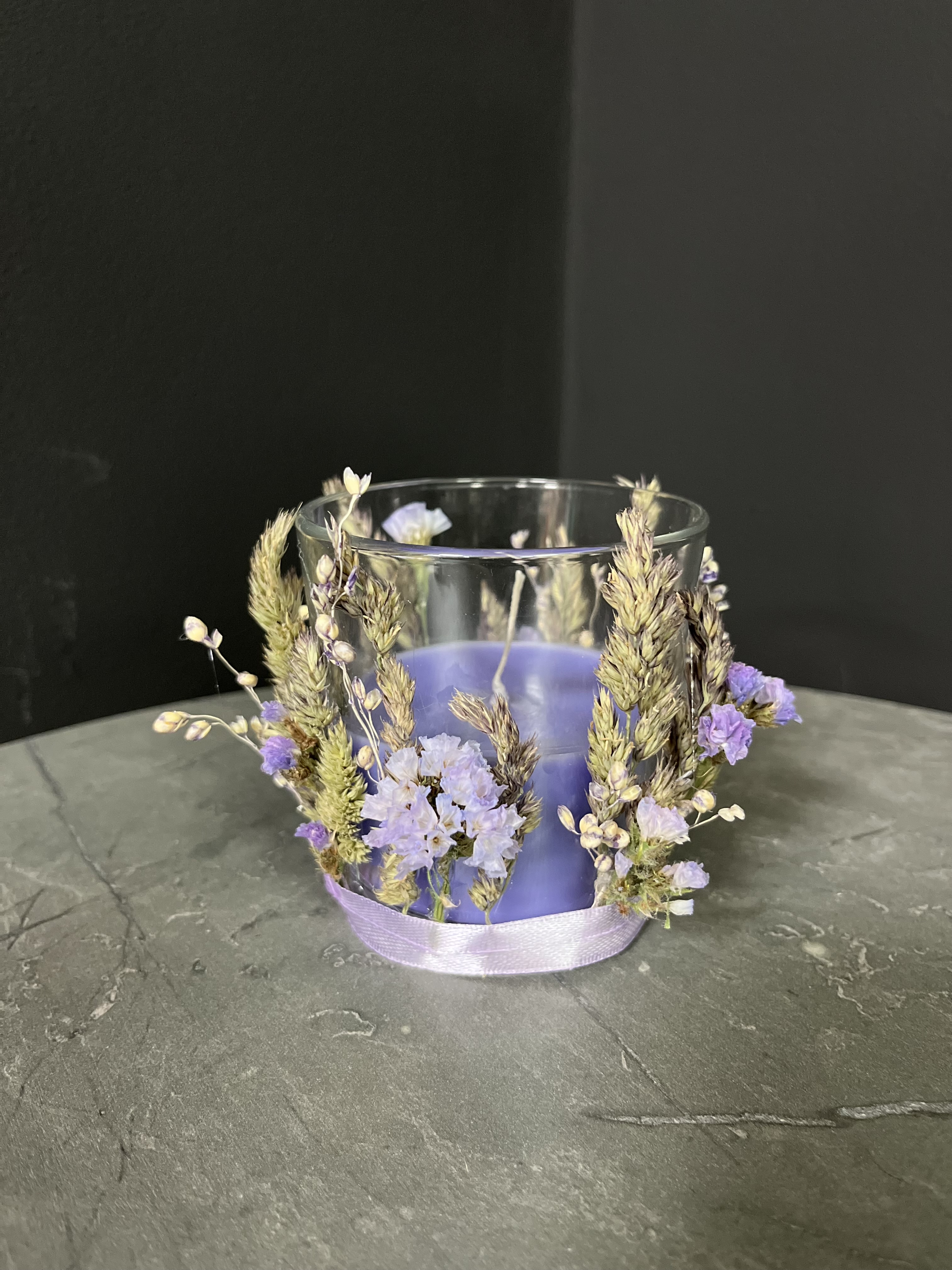 Свеча в стеклянном подсвечнике лаванда