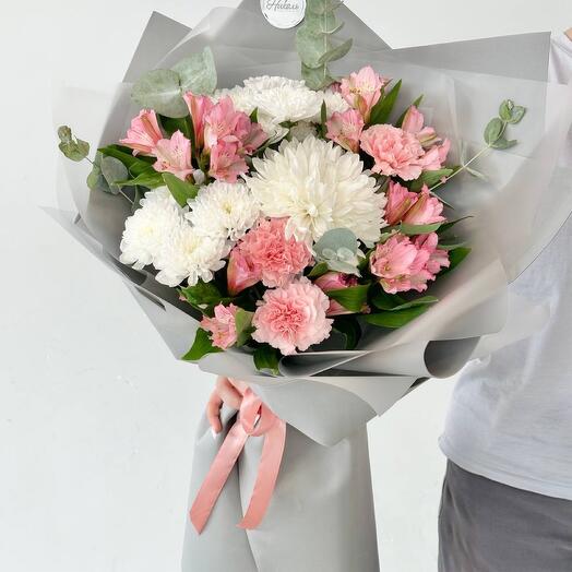 Букет «Мышонок» из диантусов, альстромерий