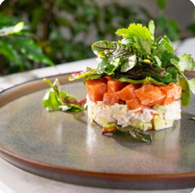 Тартар из дикого дальневосточного кижуча и краба с авокадо