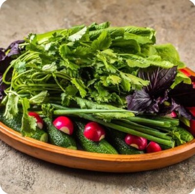 Свежие овощи с зеленью