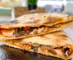 Кальцоне с грибами и сыром