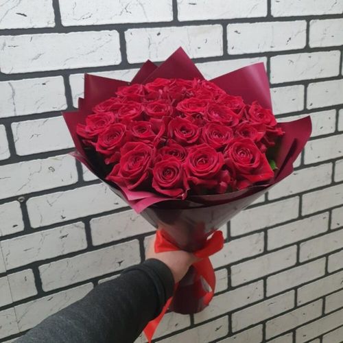 25 красных роз в дизайнерской упаковке
