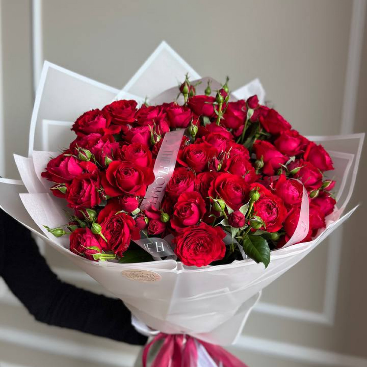 Моно букет из красных пионовидных роз (предзаказ)