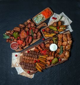 Нас много