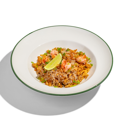 Жареный рис с креветками, яйцом и луком