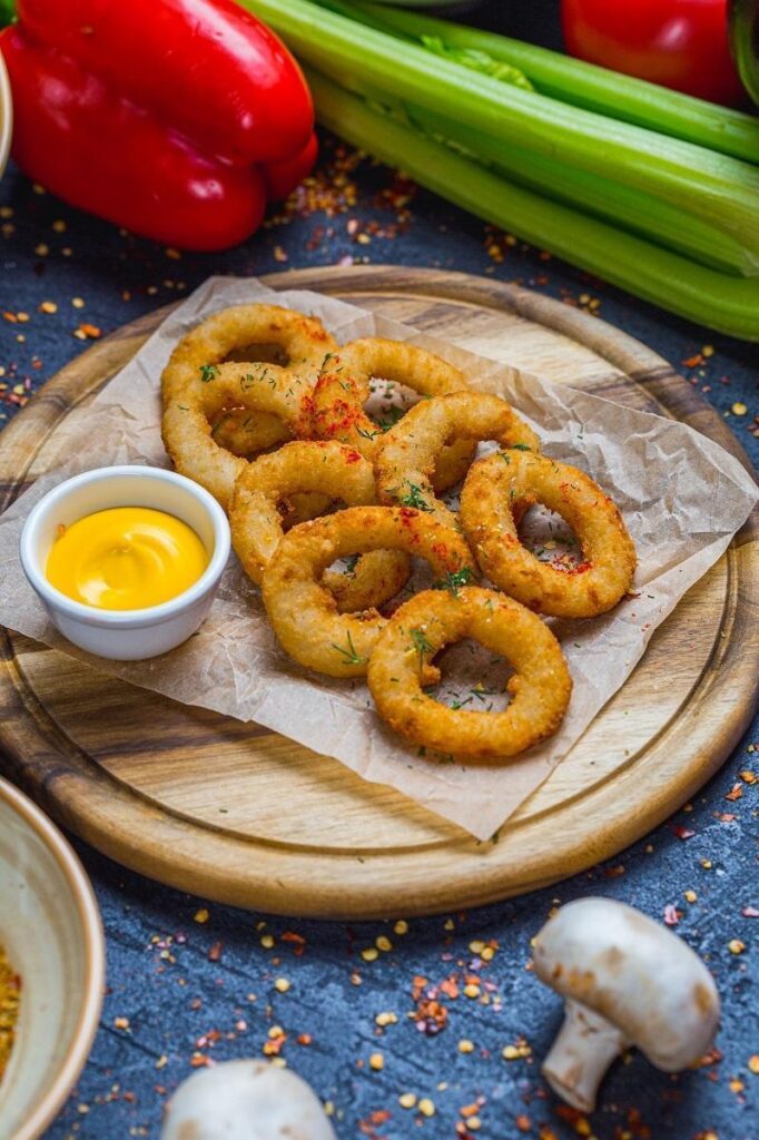 Луковые кольца с сырным соусом