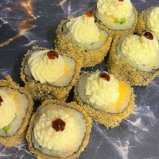 Жареный ролл с икрой