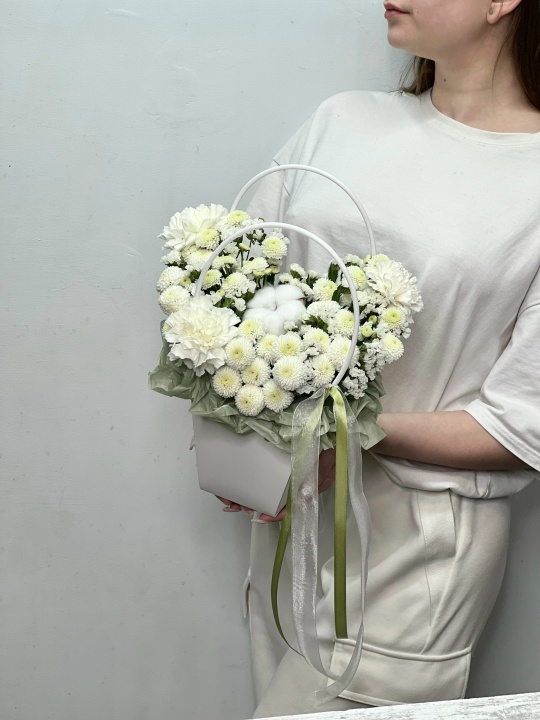 Белоснежная сумочка с диантусами ,хризантемой ньютон и статицей