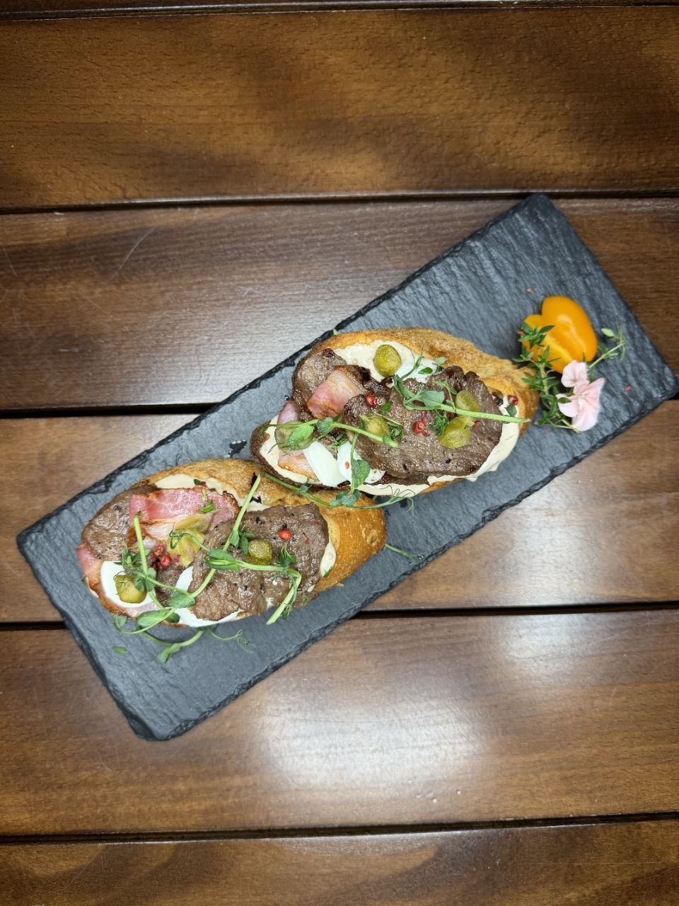 Брускетты с говядиной