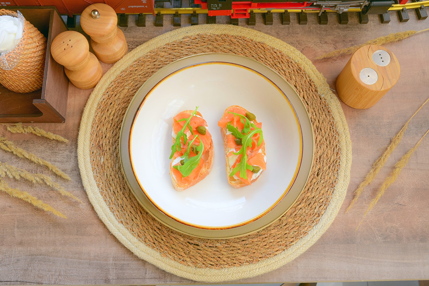 Брускетта с лососем