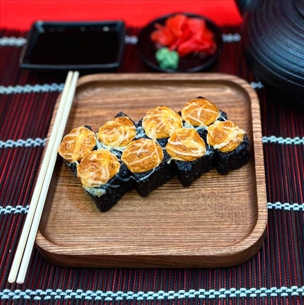 Чёрный запечёный спайси ролл