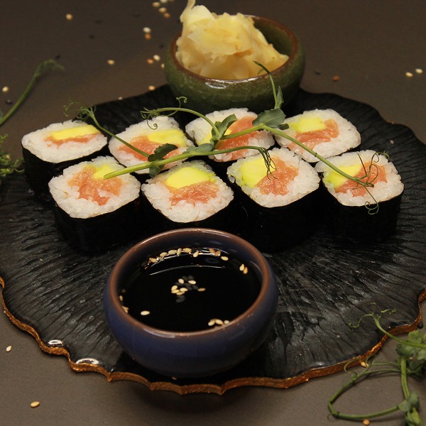 Ролл лосось с авокадо