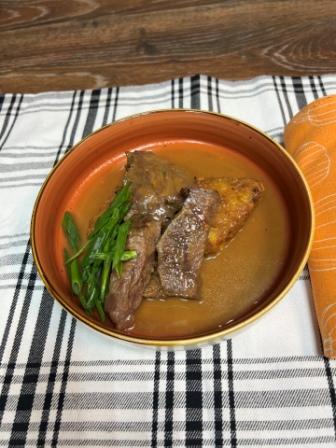 Томленые говяжьи щечки с картофелем