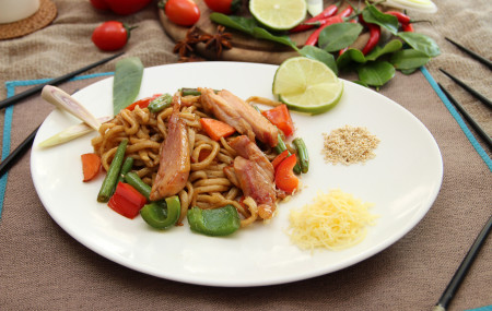 Удон с копченой курицей и сыром