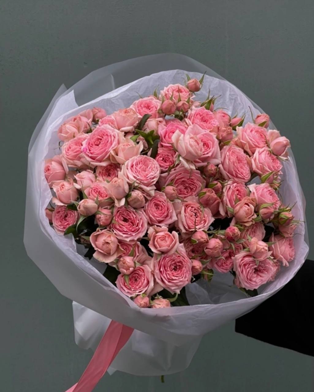 Моно-букет из кустовых роз