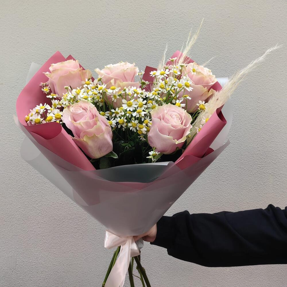 Нежный букет из роз и ромашки (код 244)