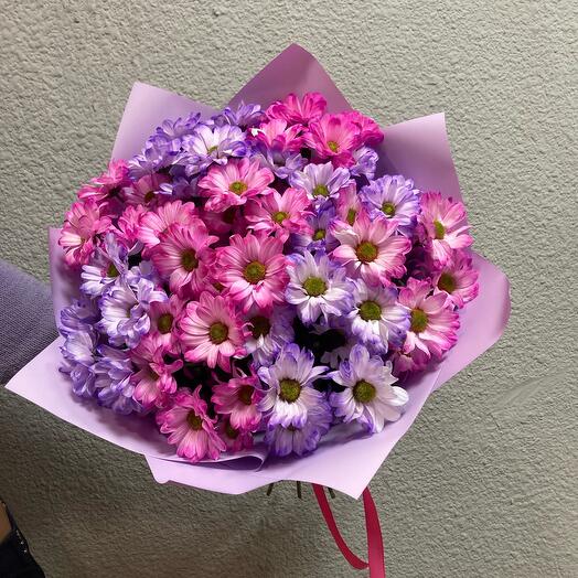 Букет из розовых и лавандовых ромашек 