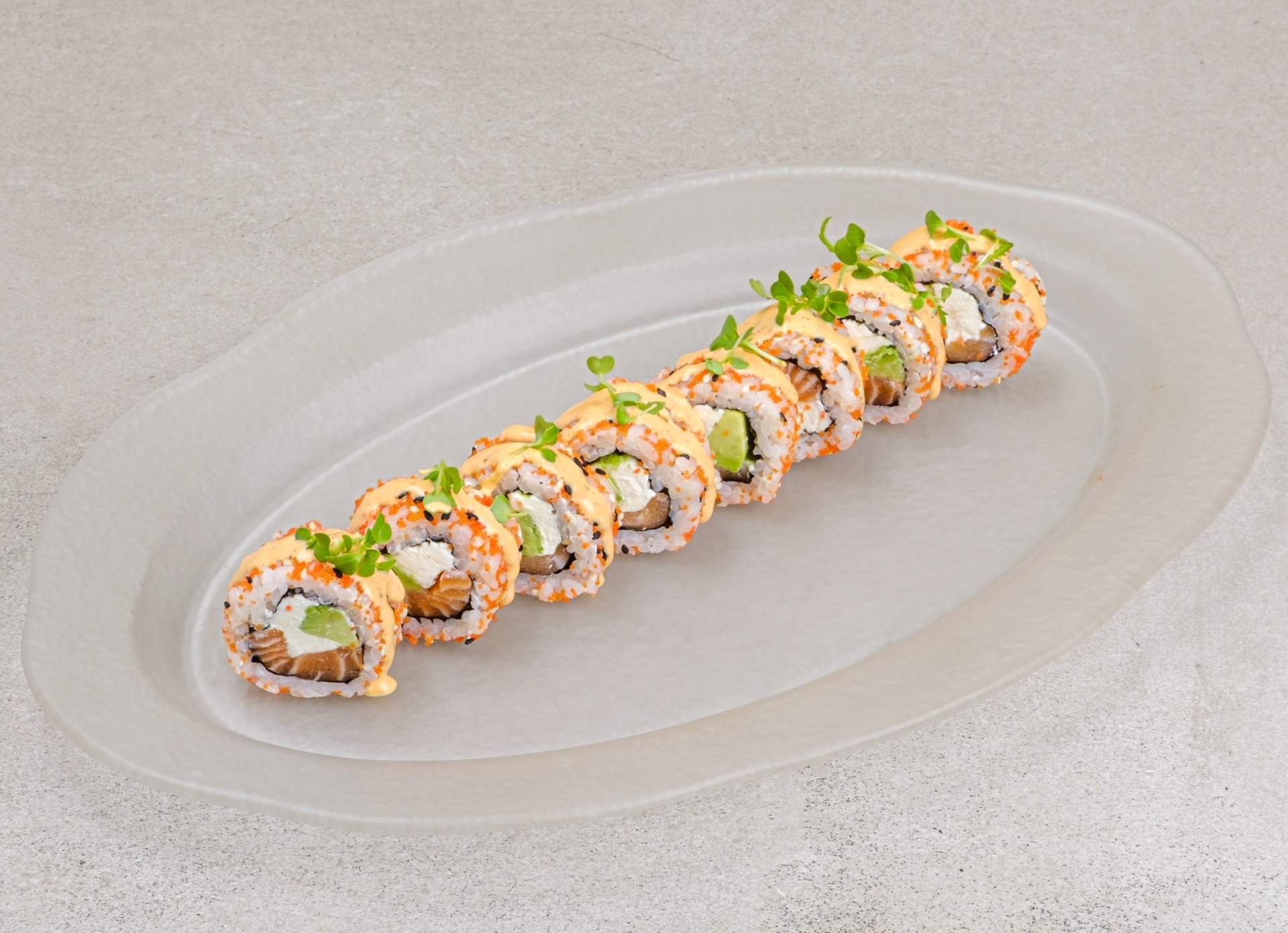 Ролл с лососем и цитрусовым соусом