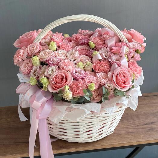 Корзина с розами эустомой пионовидной розой