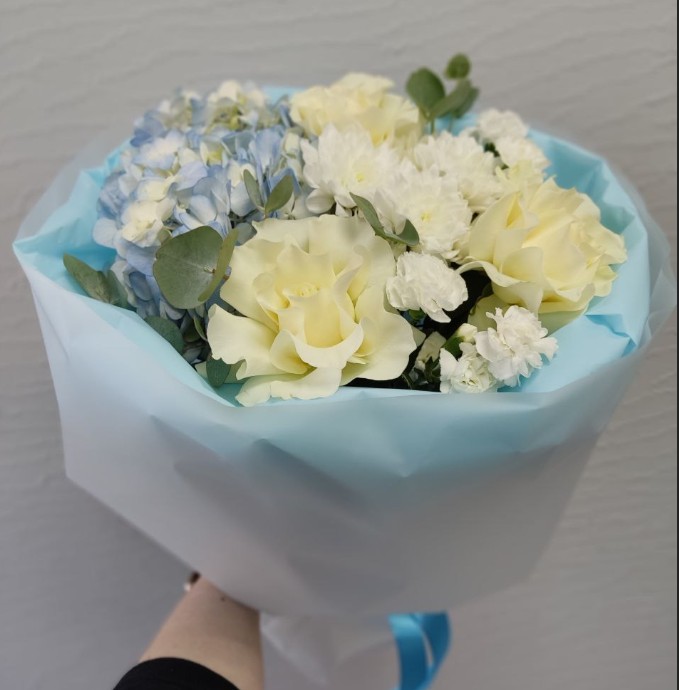 Букет с гортензией и французскими розами