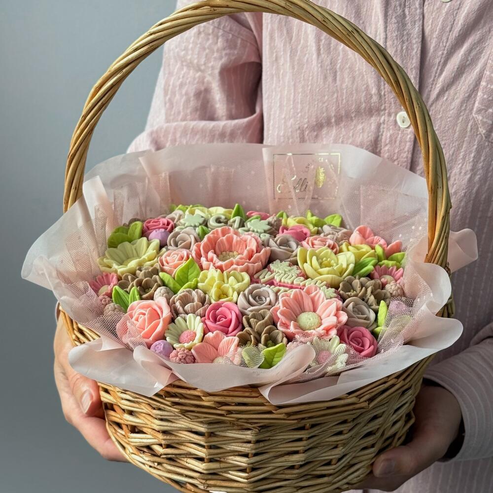 Шоколадные цветы в корзине