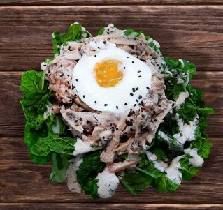 Салат Мясной с яйцом пашот