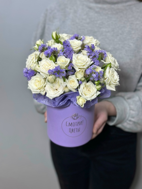 Кустовые розы в шляпной коробке со статицей