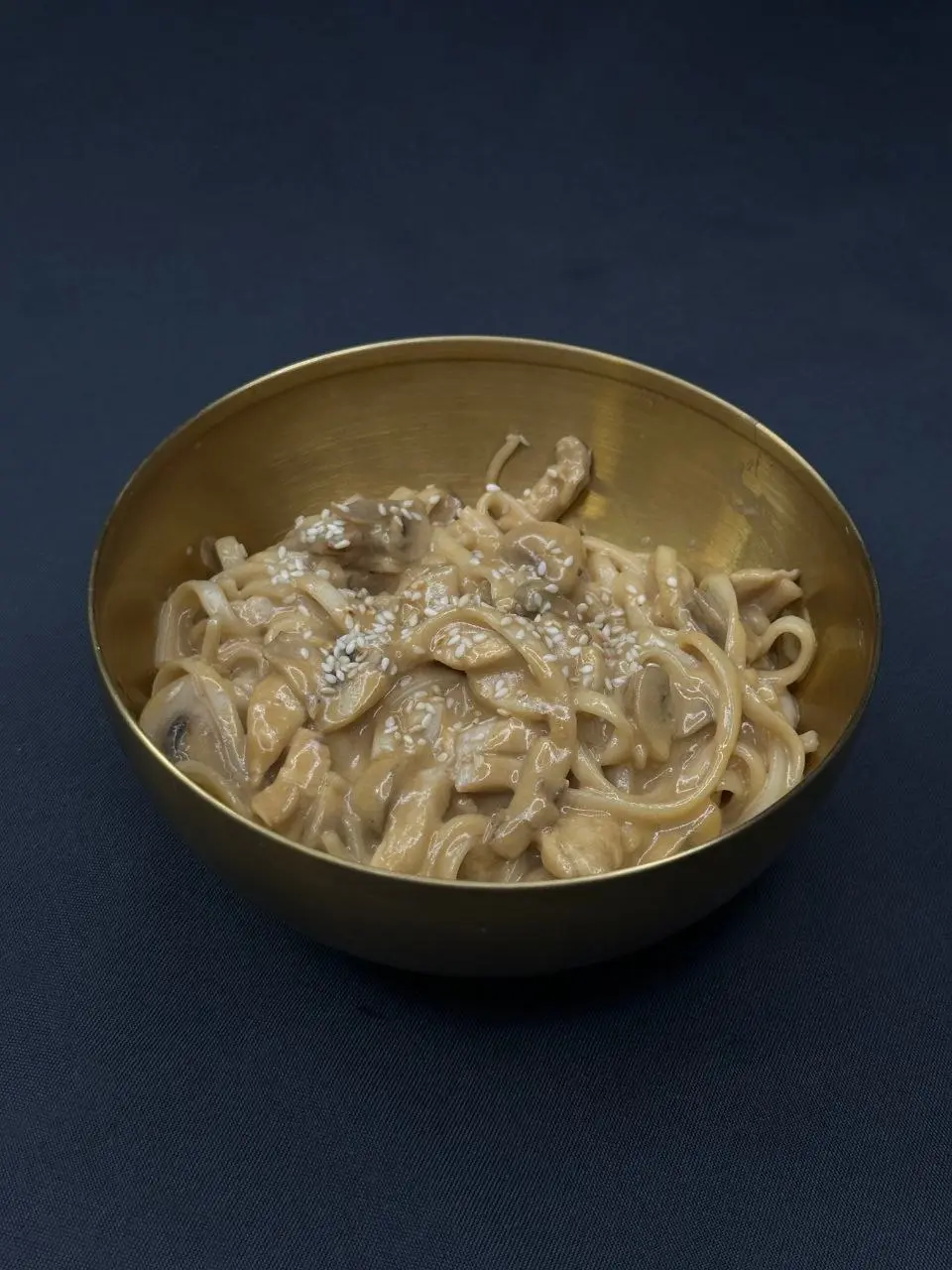 Удон с курицей и грибами в сливках и устричном соусе