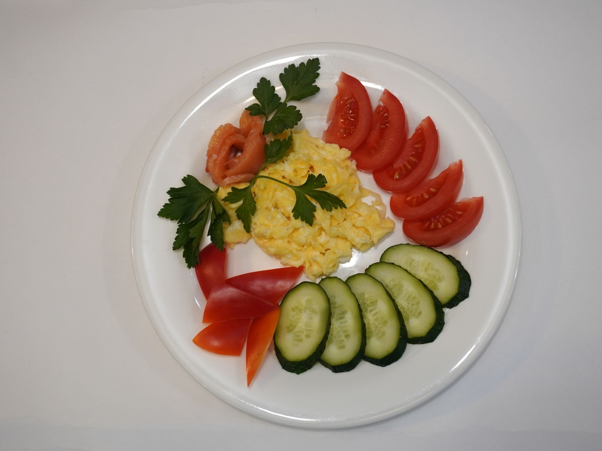 Скрэмбл со слабосоленым лососем и овощами