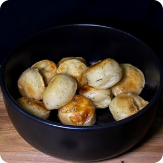 Пельмени со свининой и говядиной в чесночно-масляном соусе