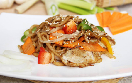 Удон с курицей в устричном соусе