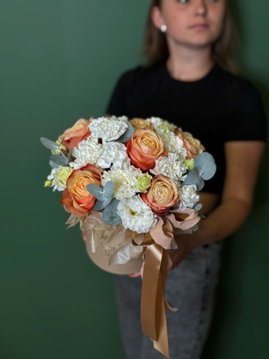 Крафтовая коробочка с розами Кахала ,белыми диантусами ,эустомой и эвкалиптом