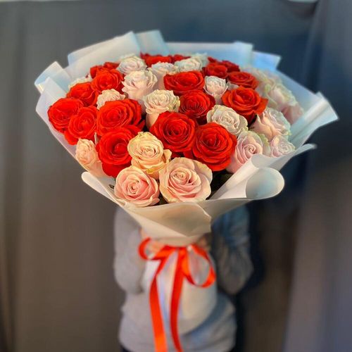 Красная и розовая роза в букете 51 штука