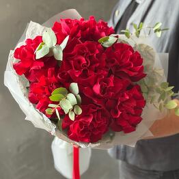 Яркий букет из красных роз с эвкалиптом