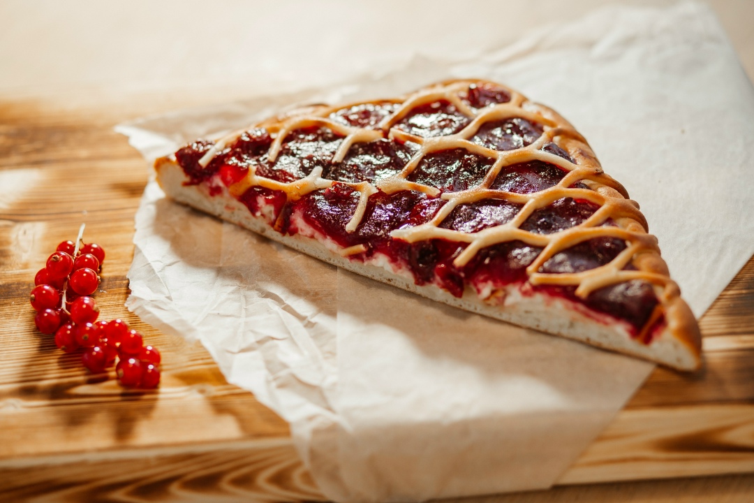 Пирог с творогом и вишней