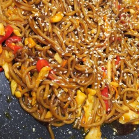 Паста с гречневой лапшой и курицей