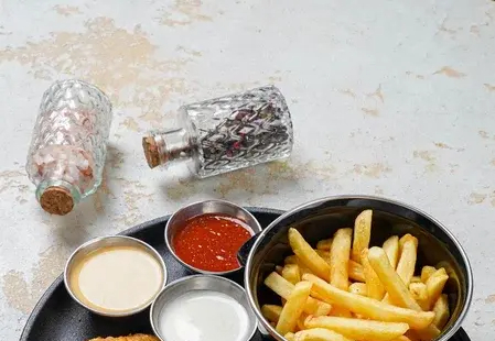Картофель фри с соусом