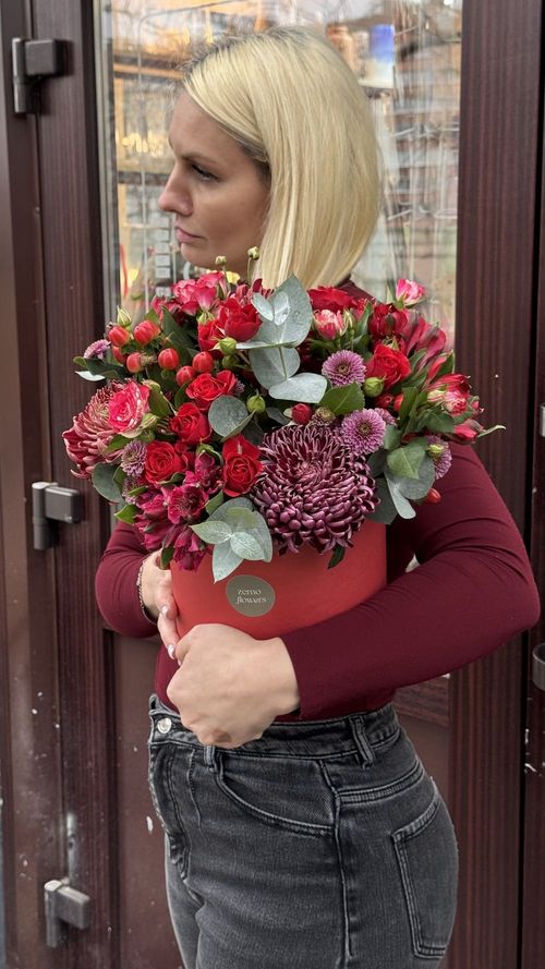 Альстромерии, диантусы и хриз в коробке