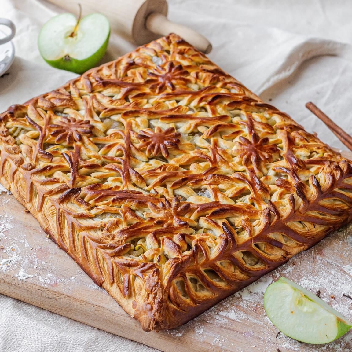 Пирог с печеными яблоками и корицей 1кг