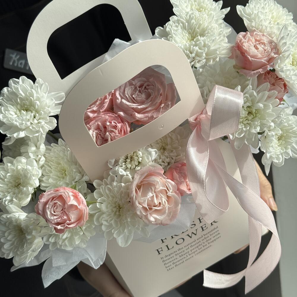 Милая сумочка с хризантемой и пионовидной розой