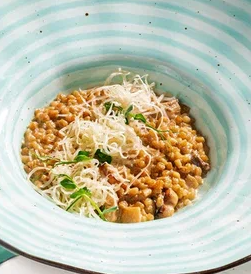 Полба с белыми грибами и куриной грудкой