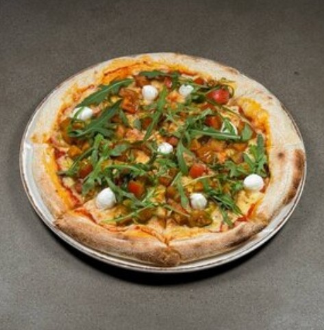 Пицца Капрезе с томатами и моцареллой