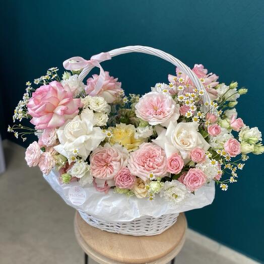 Корзина с французскими розами ромашки