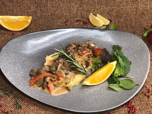 Телятина с овощами и картоф. пюре