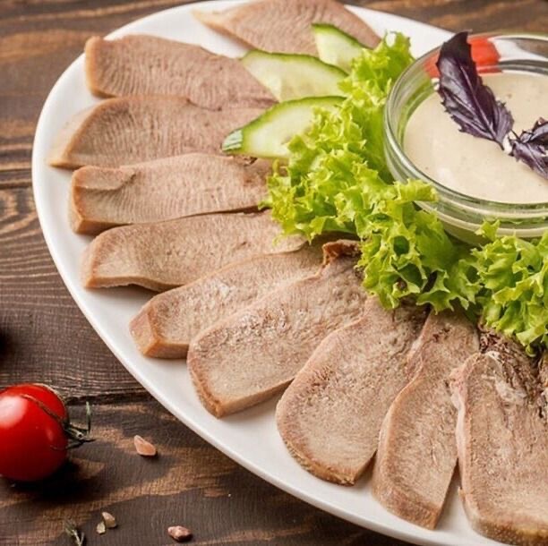 Язык отварной говяжий с хреном 