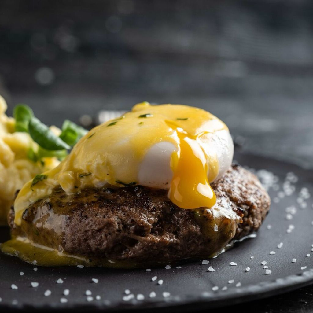 Бифштекс из говядины с яйцом пашот